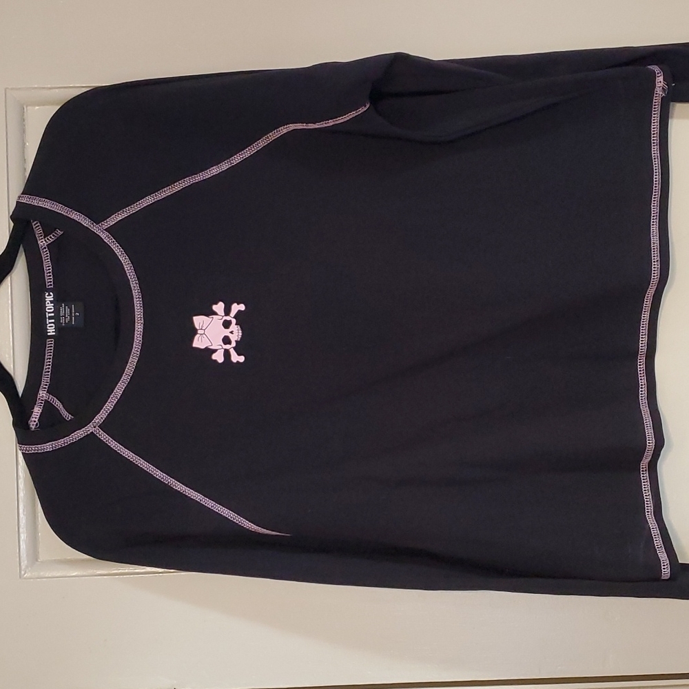 Size 2X Hot Topic Skull with bow long sleeve